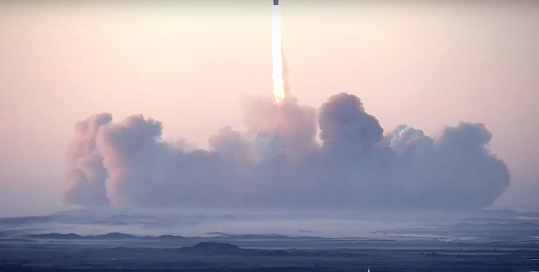 История написана: гигантская ракета Илона Маска с кораблём Starship успешно стартовала